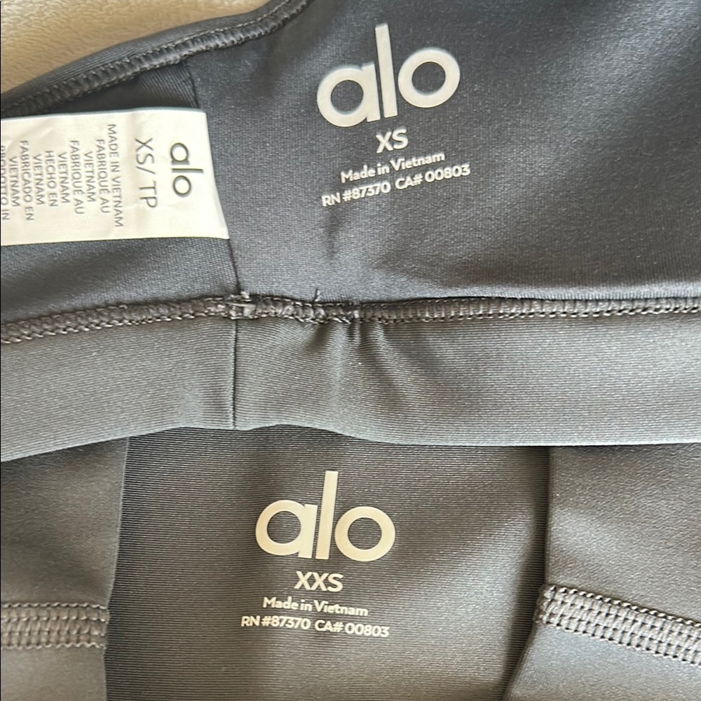 Alo Yoga Women's Gray Sports Bra and Leggings Set - Picture 2 of 2